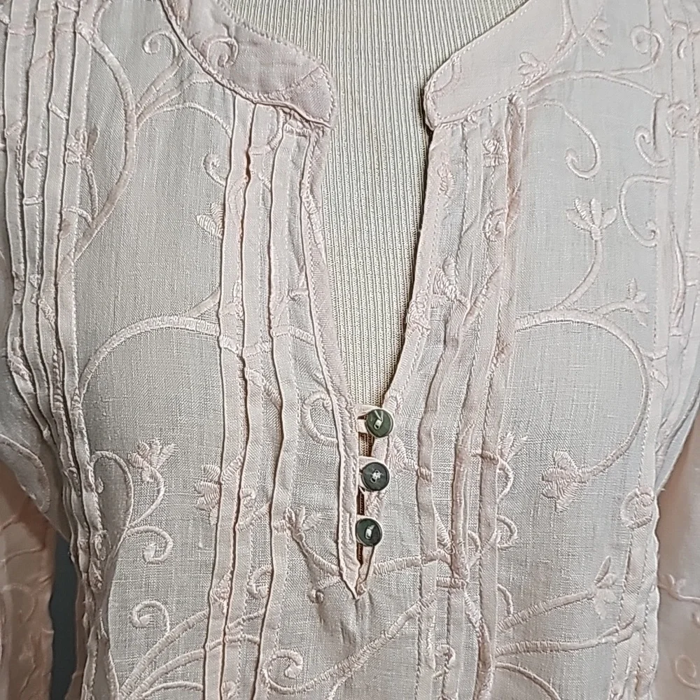 St. Tropez women's light pink top. Embrodery.V neck with three buttons.‎